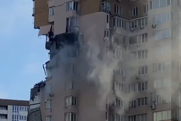 Tòa nhà dân cư bị trúng tên lửa Nga. Ảnh: Guardian