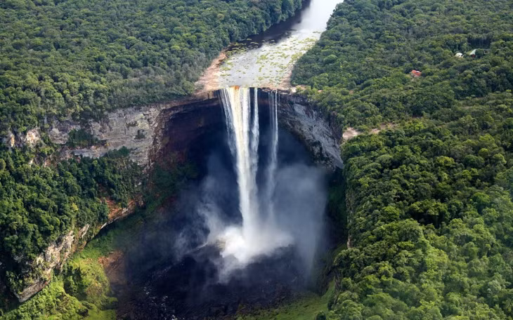 Thác Kaieteur nằm ở Guyana, là một trong những thác nước mạnh nhất trên hành tinh. Ngọn thác cao 251 m từ dòng chảy của con sông Potaro được đổ xuống vách núi đá thẳng đứng, giữa màu xanh thẳm của rừng rậm tạo nên một khung cảnh ngoạn mục.