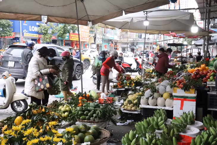 Người dân tất bật đi mua đồ về làm Rằm tháng Giêng.