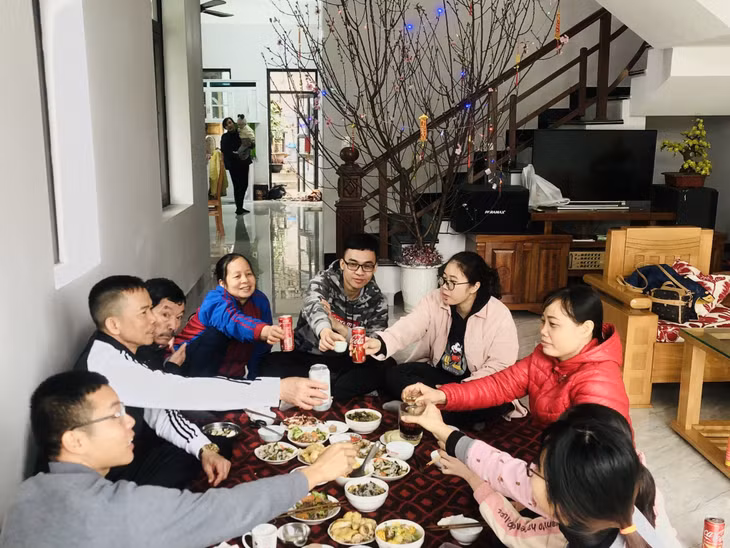 Nhiều gia đình cũng hạn chế ra ngoài, cùng sum vầy bên mâm cơm ngày Tết.