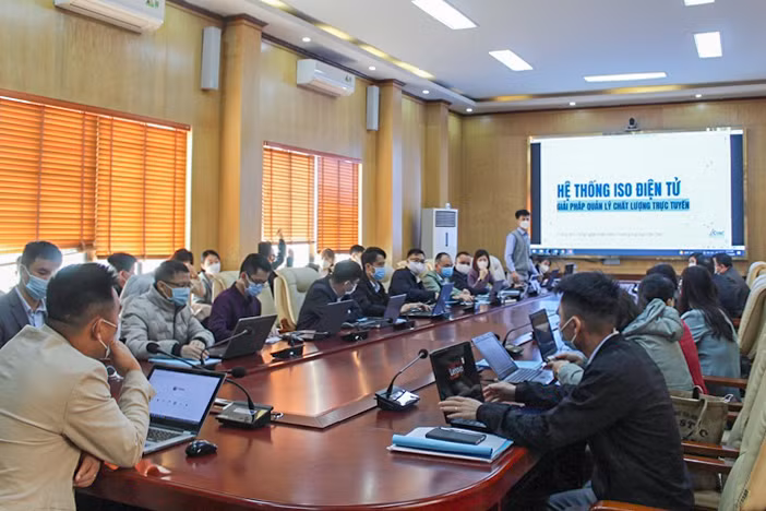 UBND TP Móng Cái phối hợp tổ chức tập huấn quản trị hệ thống phần mềm ISO điện tử, thuộc Đề án chuyển đổi số và Đề án xây dựng thành phố thông minh (tháng 12/2021). Ảnh: Thu Hằng (Trung tâm TT-VH Móng Cái)