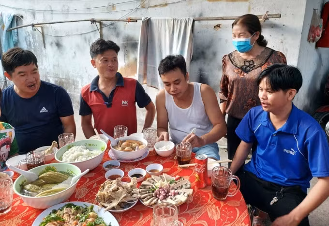 Bà Nguyễn Thị Huệ thăm hỏi công nhân trong bữa cơm họp mặt do công đoàn tổ chức. Ảnh: An Phương
