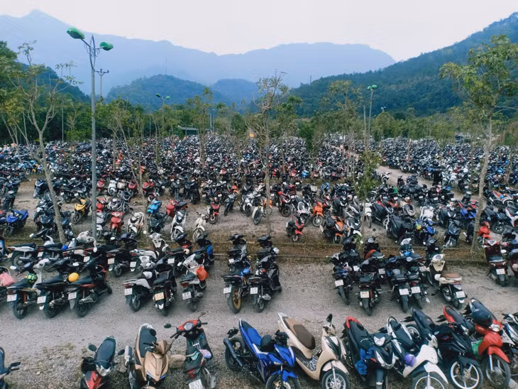 Các bãi gửi xe luôn chật kín.