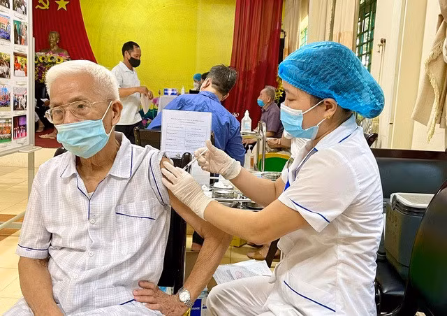 Thủ tướng Phạm Minh Chính yêu cầu bố trí các điểm tiêm chủng tập trung, lưu động, tại nhà một cách khoa học, hợp lý, linh hoạt để mọi đối tượng được tiêm chủng miễn phí, kịp thời, đúng quy định - Ảnh: VGP