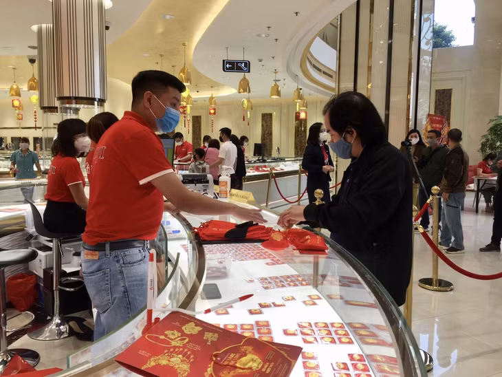Nếu mua vàng cốt để lấy may thì mọi người nên có một khoản ngân sách phù hợp, từ vài trăm nghìn đồng cho tới vài triệu đồng tùy khả năng kinh tế của mỗi người. Ảnh: Minh Phương/Báo Tin tức.