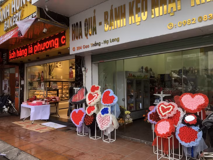 Dọc các tuyến đường tại TP Hạ Long rất dễ bắt gặp các cửa hàng bán quà tặng phục vụ Lễ Tình nhân.