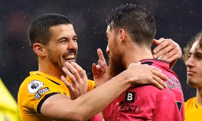 Conor Coady chia vui với Jose Sa sau khi trận đấu kết thúc. Ảnh: PA.