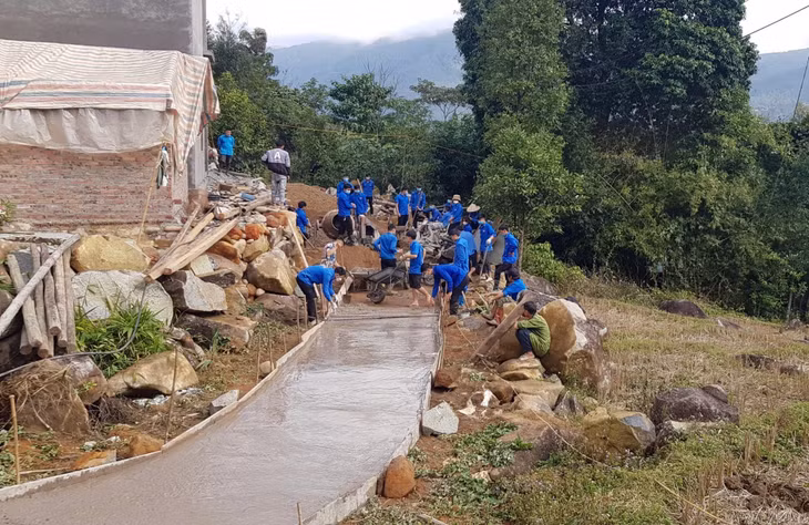 ĐVTN huyện Bình Liêu tham gia làm đường dân sinh tại thôn Khe Mọi, xã Đồng Văn dài 160m, tháng 1/2022. Ảnh: Trúc Linh