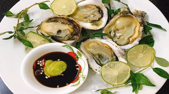 Phụ nữ mang thai không nên ăn hàu sống.
