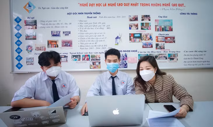 Cô giáo Trương Thị Hằng hướng dẫn Lê Quang Minh (giữa) và Lê Tuấn Minh (Trường THPT Chuyên Hạ Long) thực hiện dự án.