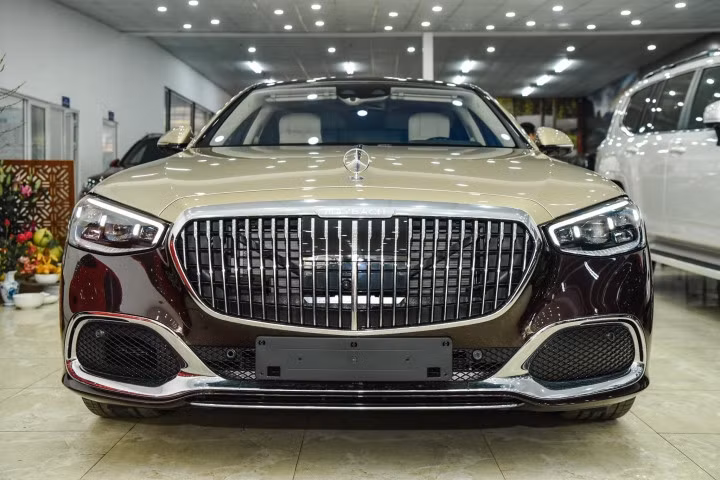 So với model cao cấp nhất là Mercedes-Maybach S 680, S 580 không có nhiều khác biệt về ngoại thất. Mẫu sedan của thương hiệu ngôi sao 3 cánh vẫn mang dáng vẻ sang trọng với hàng loạt chi tiết mạ crôm bóng bẩy như lưới tản nhiệt cỡ lớn, cản trước/sau, thanh trang trí cốp... Xe cũng được phối 2 màu sơn đặc trưng của Maybach.