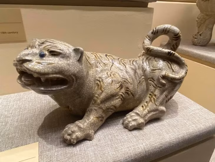 Tượng hổ men rạn Bát Tràng, thế kỷ 19, sưu tập Nguyễn Dòng.
