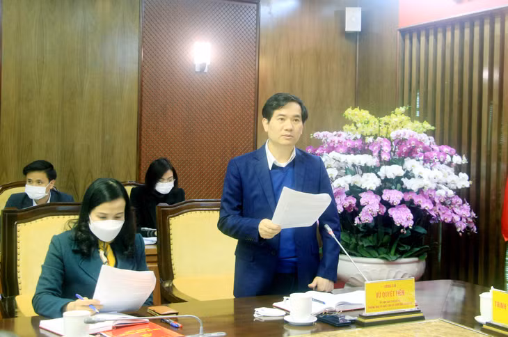 Đồng chí Vũ Quyết Tiến, Ủy viên Ban Thường vụ Tỉnh ủy, Trưởng Ban Tổ chức Tỉnh ủy, Giám đốc Sở Nội vụ trình bày báo cáo tại buổi làm việc.