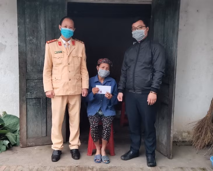 Công an huyện Bình Liêu phối hợp thăm hỏi, động viên gia đình có người bị TNGT, có hoàn cảnh đặc biệt khó khăn.