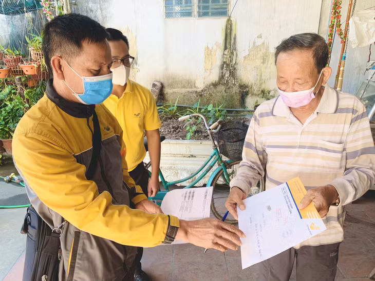 Nhân viên bưu điện TP Hạ Long chuyển phát, trả kết quả TTHC đến tận tay cho người dân theo địa chỉ đăng ký.