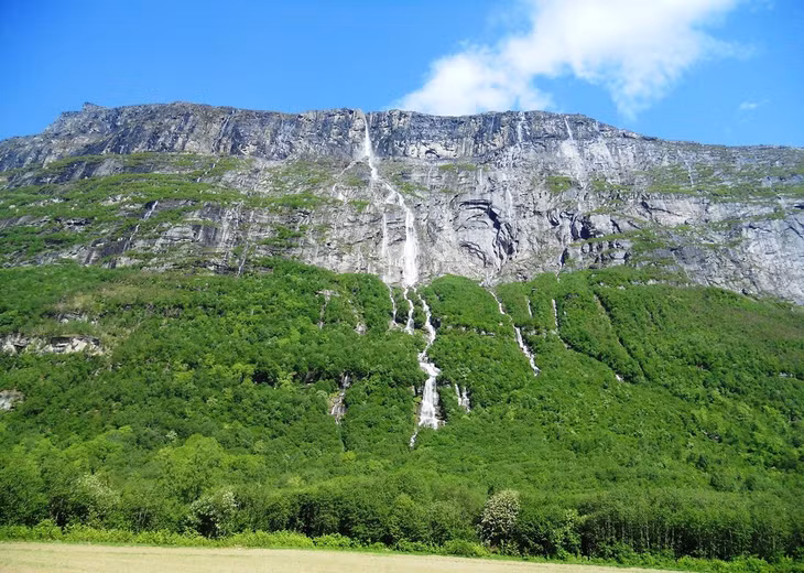 Vinnufossen nằm ở Na Uy, cao 866 m, được coi là ngọn thác cao nhất châu Âu. Thác được đổ từ dòng sông Vinnu nằm trên núi Vinnufjellet.