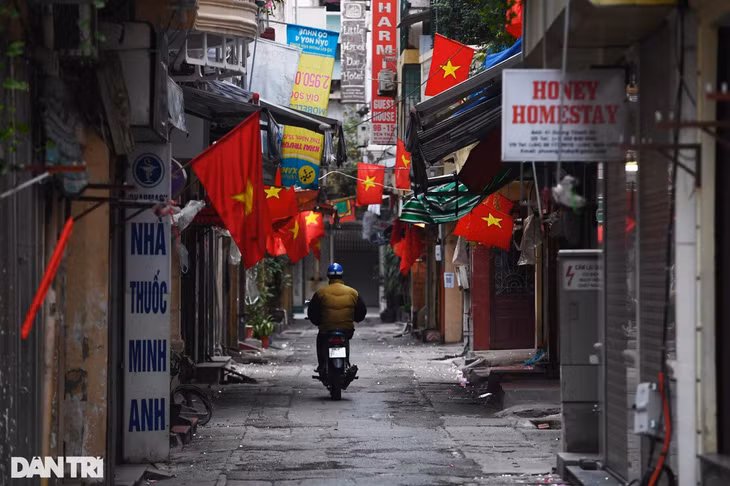 Hà Nội tĩnh mịch, vắng vẻ trong buổi sáng mùng 1 Tết ảnh 7 Hà Nội tĩnh mịch, vắng vẻ trong buổi sáng mùng 1 Tết ảnh 7