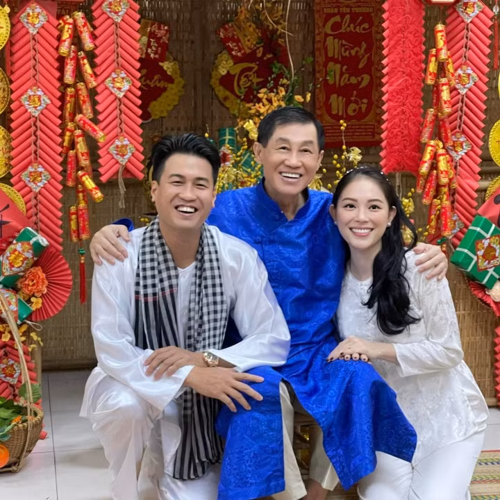 Linh Rin rạng rỡ bên bạn trai Phillip Nguyễn và ông Johnathan Hạnh Nguyễn. Cô và Phillip gắn bó đã vài năm. Từ sự kín tiếng ban đầu, hiện họ thoải mái công khai tình cảm. (Ảnh: Linh Rin)