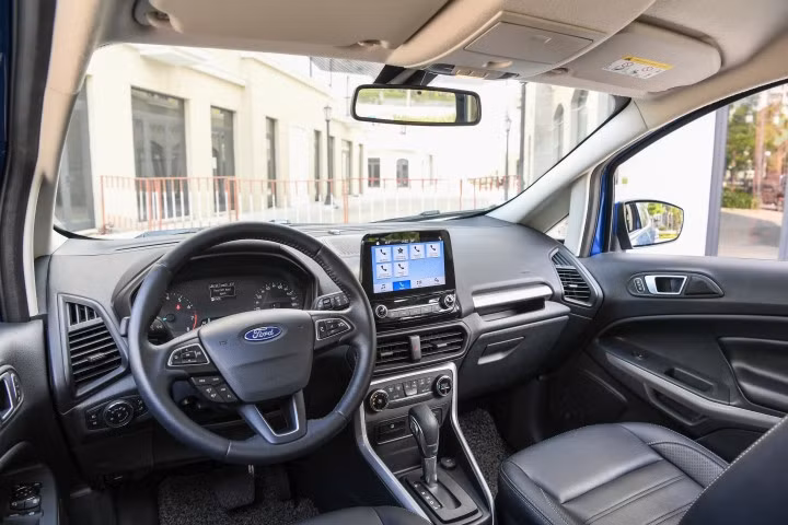 Nội thất chật chội và tiện nghi không quá nổi bật khiến Ford EcoSport khó cạnh tranh với các đối thủ.