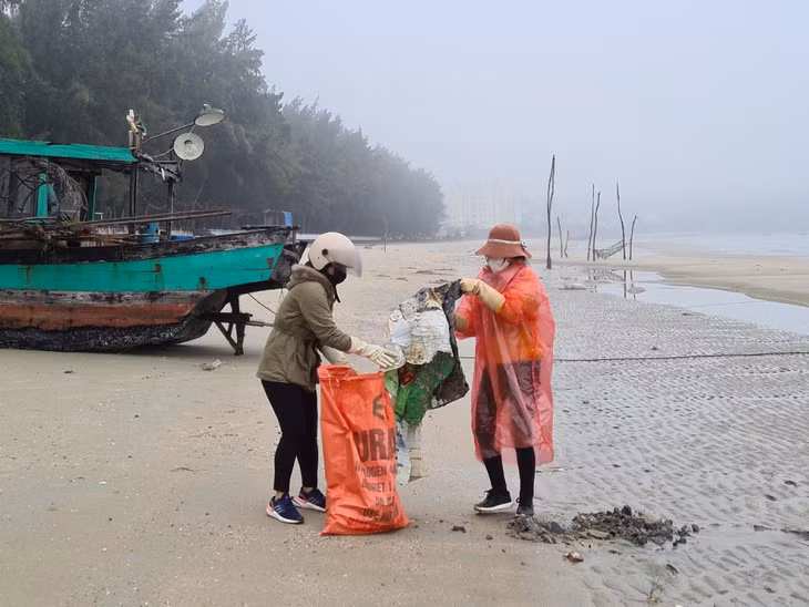 Nhân dân tham gia lễ phát động ra quân tổng dọn vệ sinh môi trường trên địa bàn huyện Cô Tô năm 2022.