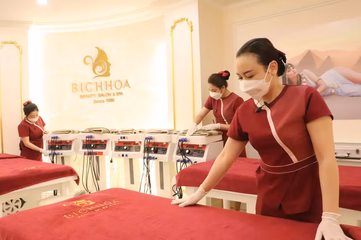 Nhân viên Thẩm mỹ viện Bích Hòa (TP Hạ Long) lau dọn lại trang thiết bị, máy móc sẵn sàng mở cửa trở lại.