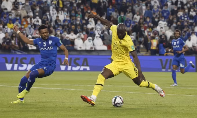 Lukaku dứt điểm từ cự ly chưa đến 5 mét, mở tỷ số cho Chelsea. Ảnh: Goal