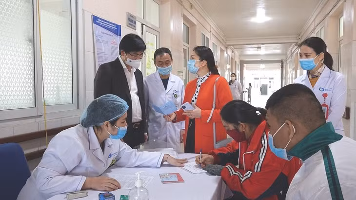 Lãnh đạo Sở Y tế kiểm tra công tác tiêm chủng tại Bệnh viện Bãi Cháy.