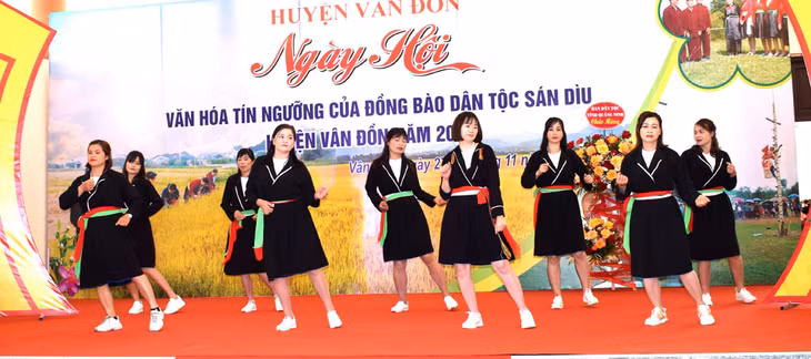 Chị em phụ nữ Sán Dìu khiêu vũ tại Trung tâm văn hóa xã phối hợp với Sán Dìu xã Bình Dân