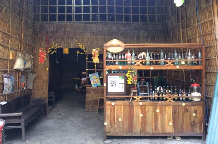 Một góc nhỏ hàng quán quen thuộc với trẻ em Nam Bộ bán nước giải khát, đồ chơi, bánh kẹo.