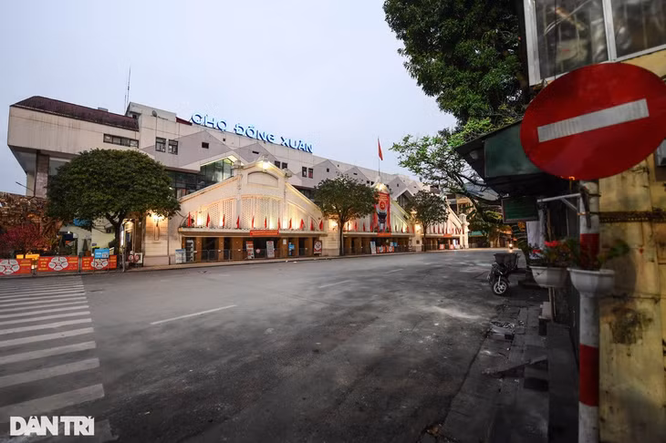 Hà Nội tĩnh mịch, vắng vẻ trong buổi sáng mùng 1 Tết ảnh 3 Hà Nội tĩnh mịch, vắng vẻ trong buổi sáng mùng 1 Tết ảnh 3