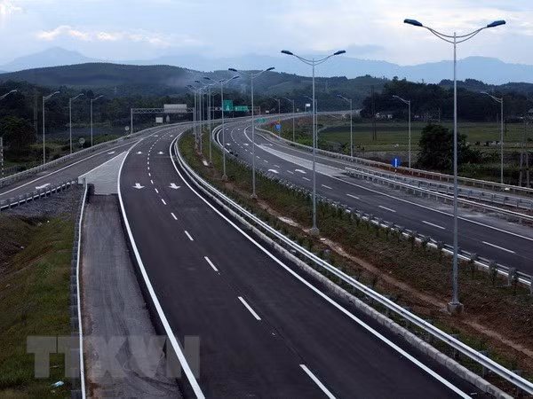 Dung xe an uong tren cao toc, lai xe co the bi phat toi 12 trieu dong hinh anh 1