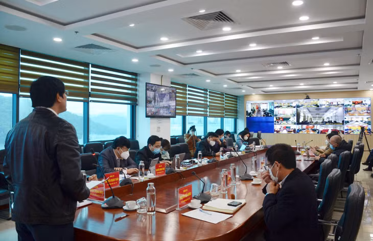 Đại diện lãnh đạo trung tâm y tế, trạm y tế toàn tỉnh tham gia họp trực tuyến.