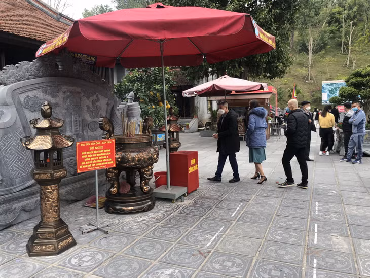 Người dân giữ khoảng cách tại 