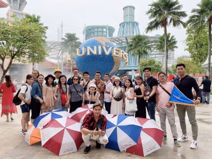 Anh Hạnh (thứ hai từ phải sang) dẫn khách Việt tham quan Singapore trước khi dịch Covid-19 xuất hiện. Ảnh: NVCC