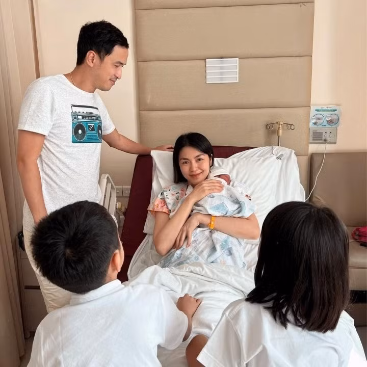 Cả gia đình Tăng Thanh Hà quây quần trong ngày đón em bé thứ ba.