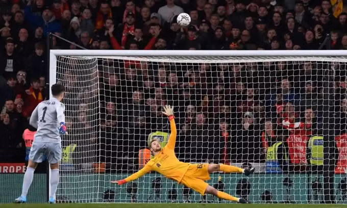 Kepa sút luân lưu lên trời ở lượt thứ 11, khiến Chelsea thất trận. Ảnh: AFP.