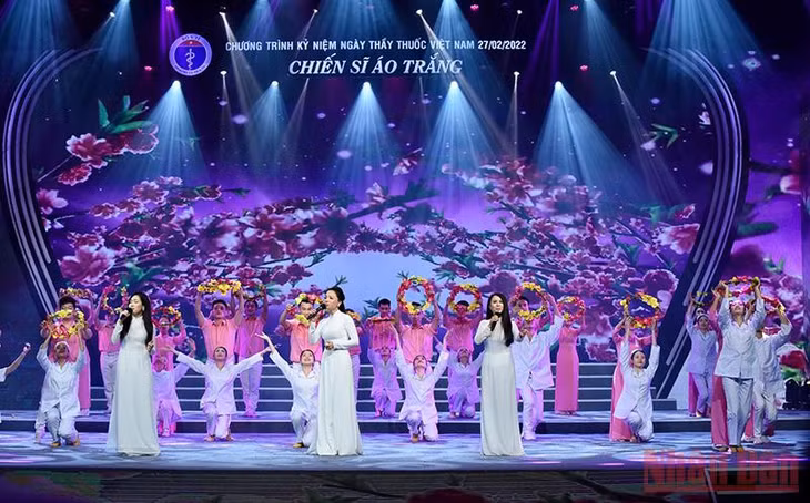 Chương trình ca nhạc ôn lại truyền thống và sự phát triển của ngành y tế từ ngày thành lập. (Ảnh: Trần Hải)