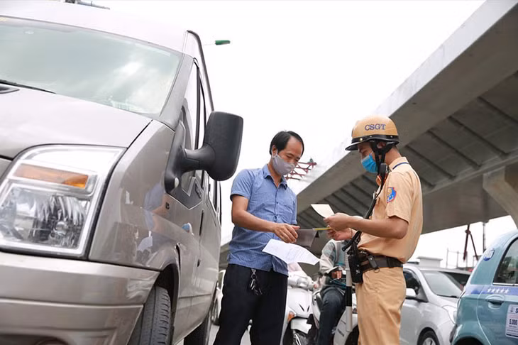 Trong năm 2021, thông qua kiểm soát vi phạm trên đường, nhiều trường hợp lái xe sử dụng GPLX giả đã bị phát hiện. Ảnh minh họa.