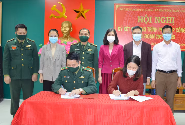 Ban Tuyên giáo Thành ủy Hạ Long và Đồn Biên phòng cửa khẩu cảng Hòn Gai ký kết chương trình phối hợp công tác, giai đoạn 2021-2025. Ảnh: Nguyễn Chiến