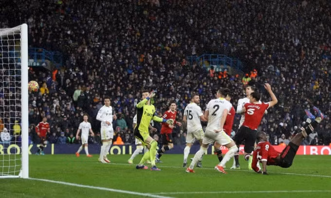 Maguire (số 5) ghi bàn đầu tiên từ phạt góc cho Man Utd mùa này, vào lưới Leeds hôm 20/2. Ảnh: Reuters