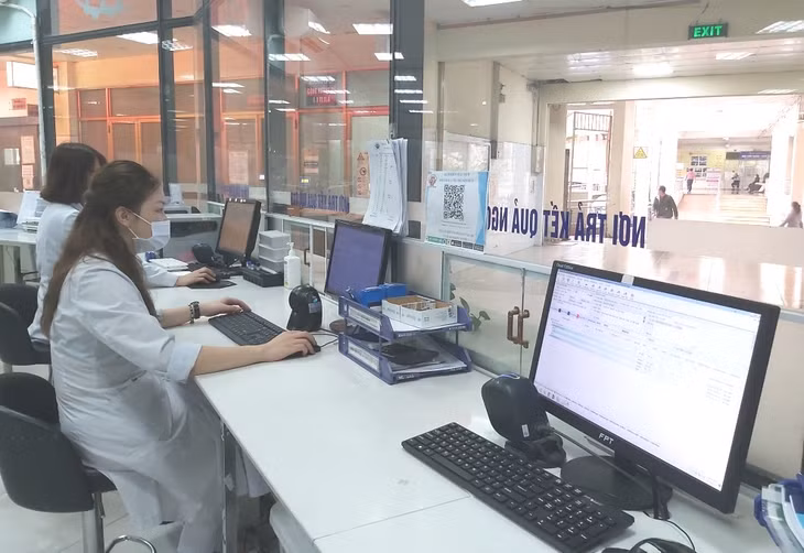 Toàn bộ kết quả xét nghiệm của bệnh nhân được nhân viên Khoa Xét nghiệm, chẩn đoán hình ảnh (Bệnh viện Đa khoa tỉnh) nhập trên hệ thống mạng để chuyển đến các khoa, phòng, khám, chữa bệnh.