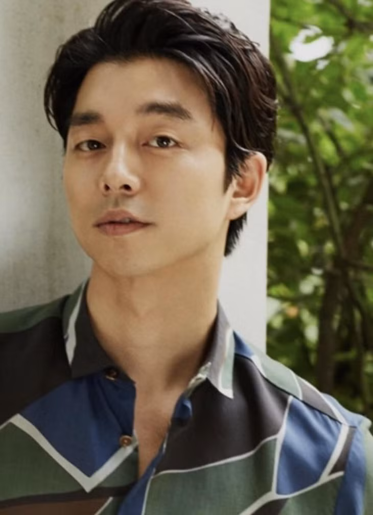 3. Gong Yoo: Tài tử 43 tuổi xếp hạng 3 với 2,8% phiếu bầu. Anh nổi tiếng qua các tác phẩm như "Tiệm cà phê hoàng tử", "Train To Busan", "Yêu tinh" và gần đây nhất là khách mời trong "Trò chơi con mực".