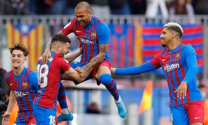 Alves chia vui với Alba sau bàn gỡ hòa 1-1 của Barca. Ảnh: EFE.