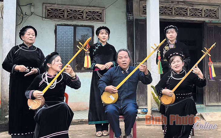 Một buổi luyện tập của Câu lạc bộ đàn tính, hát then ấp Sóc Nê, xã Tân Tiến, huyện Bù Đốp.