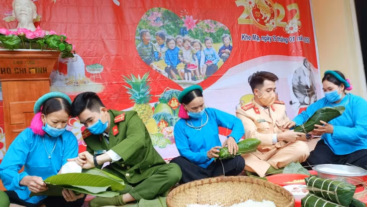 Công an huyện Tiên Yên tham gia gói bánh chưng cùng người dân thôn Khe Mạ, xã Phong Dụ tại Chương trình "Tết ấm vùng cao".