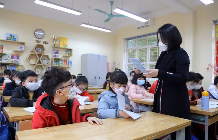 Tại các lớp học, các thầy cô giáo kiểm tra ngay việc thực hiện ghi sổ nhật ký lịch trình di chuyển của các em học sinh trong kỳ nghỉ Tết.