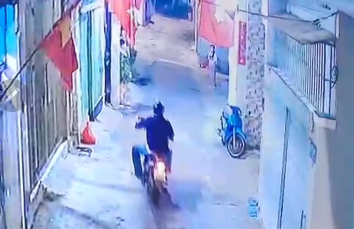 Hình ảnh camera người đàn ông chạy xe máy, cầm dao vô cớ chém nhiều người ở Vũng Tàu