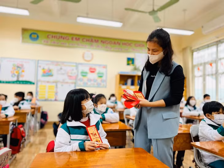 ... và phấn khởi nhận lì xì năm mới của cô giáo. Ảnh: Trường TH-THCS-THPT Văn Lang.