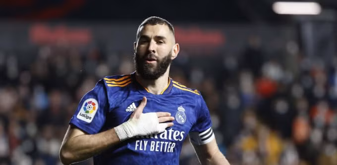 Benzema một lần nữa đem về ba điểm cho Real.