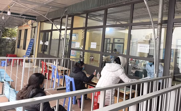 Người dân đến Trạm Y tế phường Cẩm Thuỷ (TP Cẩm Phả) khai báo y tế, tư vấn bác sĩ liên quan đến dịch Covid-19.